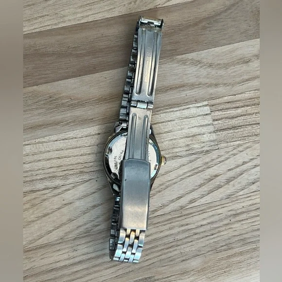 Q&Q Ladies Watch Two Tone Stainless Bracelet Gold Tone Dial Date Window - Picture 10 of 13